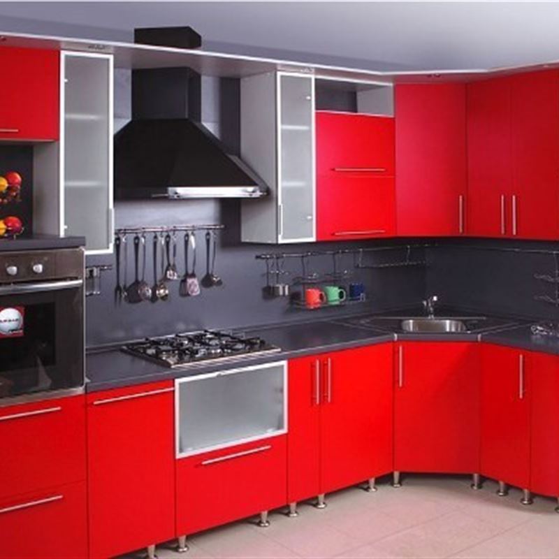 Красная глянцевая кухня с гнутыми фасадами